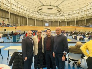Une photo marquante prise lors du Championnat d’Europe de Taekwondo 2025 à Aigle (Suisse), réunissant des figures importantes du taekwondo et de l’arbitrage. Un moment qui reflète l’expertise, le sérieux et l’engagement sur le terrain.  Légende : Championnat d’Europe 2025 – Aigle, Suisse